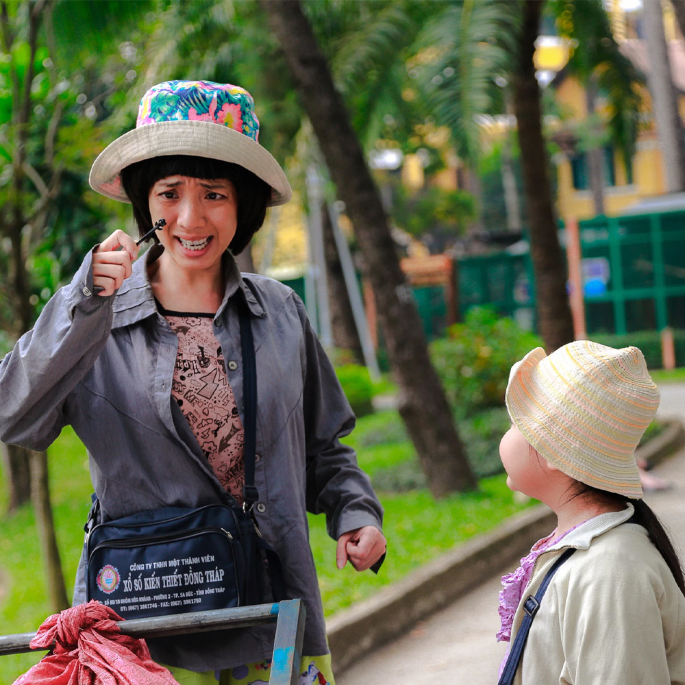 Thu Trang khắc hoạ hình ảnh người mẹ hơi khù khờ nhưng yêu con vô bờ bến. (Ảnh: Tư liệu phim)