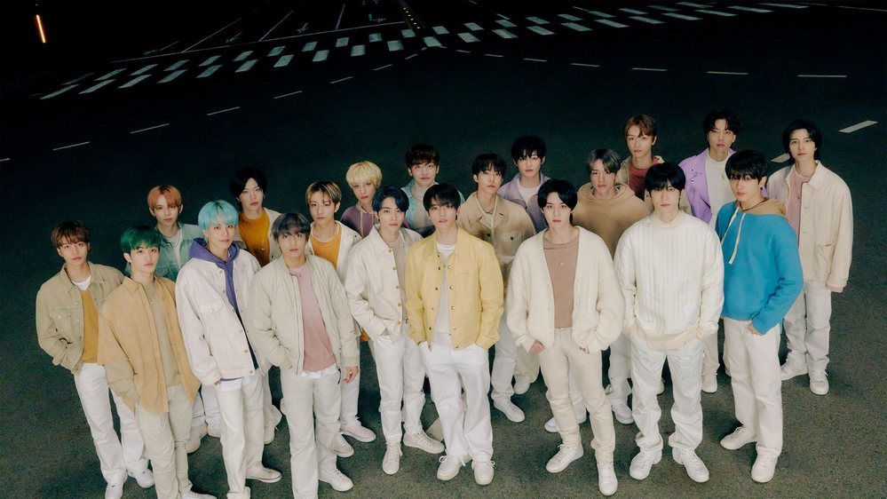 Photocard của NCT liên tục rơi vào album của nhà khác. (Ảnh: SM Entertainment)