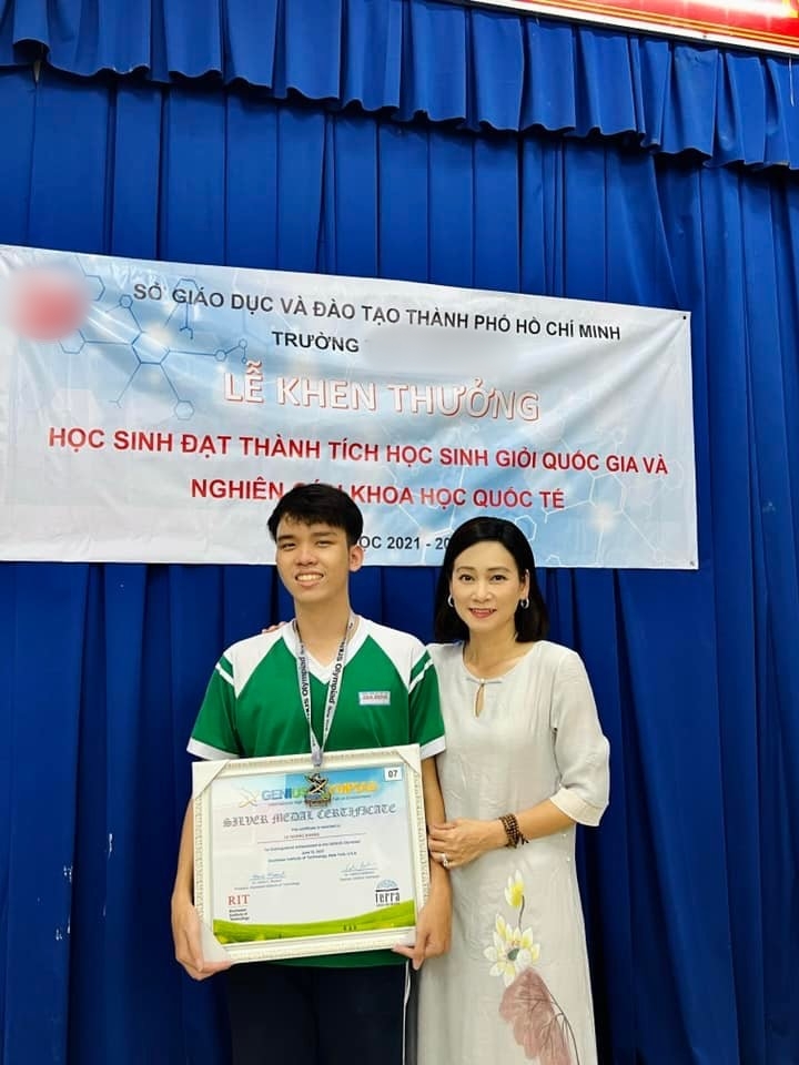  
Con trai đầu của nữ nghệ sĩ luôn đạt thành tích cao trong học tập. (Ảnh: Facebook Liễu Tuyết Thu) - Tin sao Viet - Tin tuc sao Viet - Scandal sao Viet - Tin tuc cua Sao - Tin cua Sao