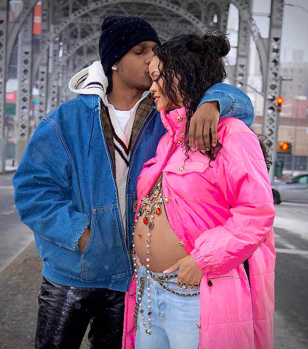 Rihanna đã sinh con trai đầu lòng cho chồng sắp cưới là rapper A$AP Rocky. Ảnh: Hollywoodlife