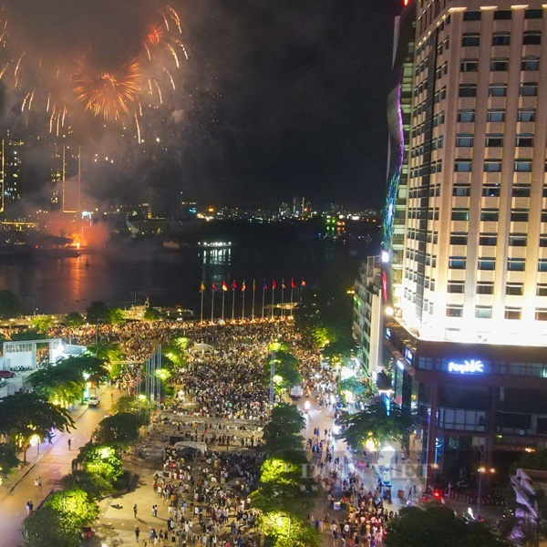  
Hàng ngàn người tập trung xem pháo hoa vào tối ngày 30/4. (Ảnh: Dân Việt)