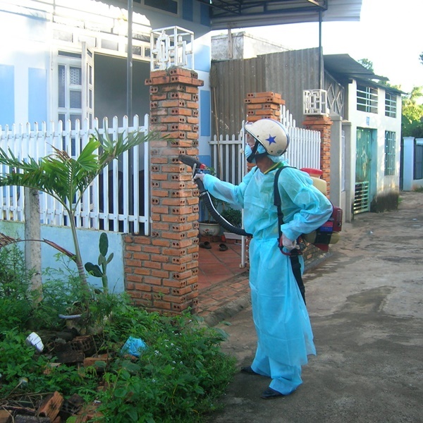  Nhiều nơi đã phải phun thuốc diệt muỗi vằn gây bệnh sốt xuất huyết. (Ảnh: Sức khỏe và Đời sống)