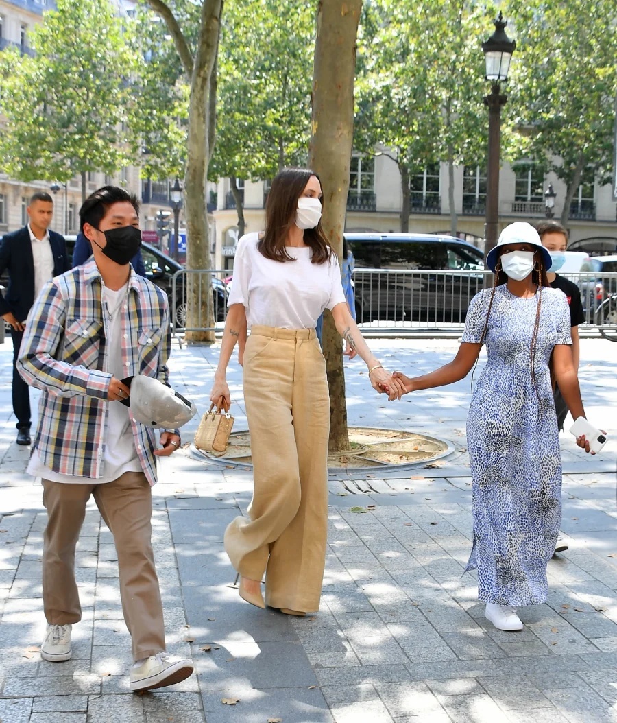  Angelina Jolie went down the street with her daughter many times, always holding her hand and never letting go. (Photo: Hollywood Life)