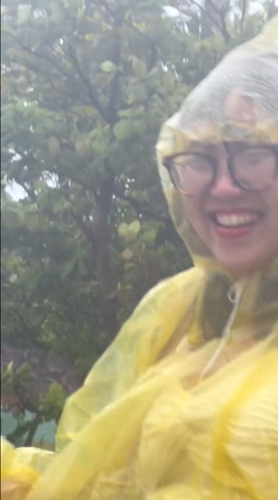  
Cô nàng cười tươi rói dù trời đổ mưa rất to. (Ảnh: Chụp màn hình video TikTok K.T)