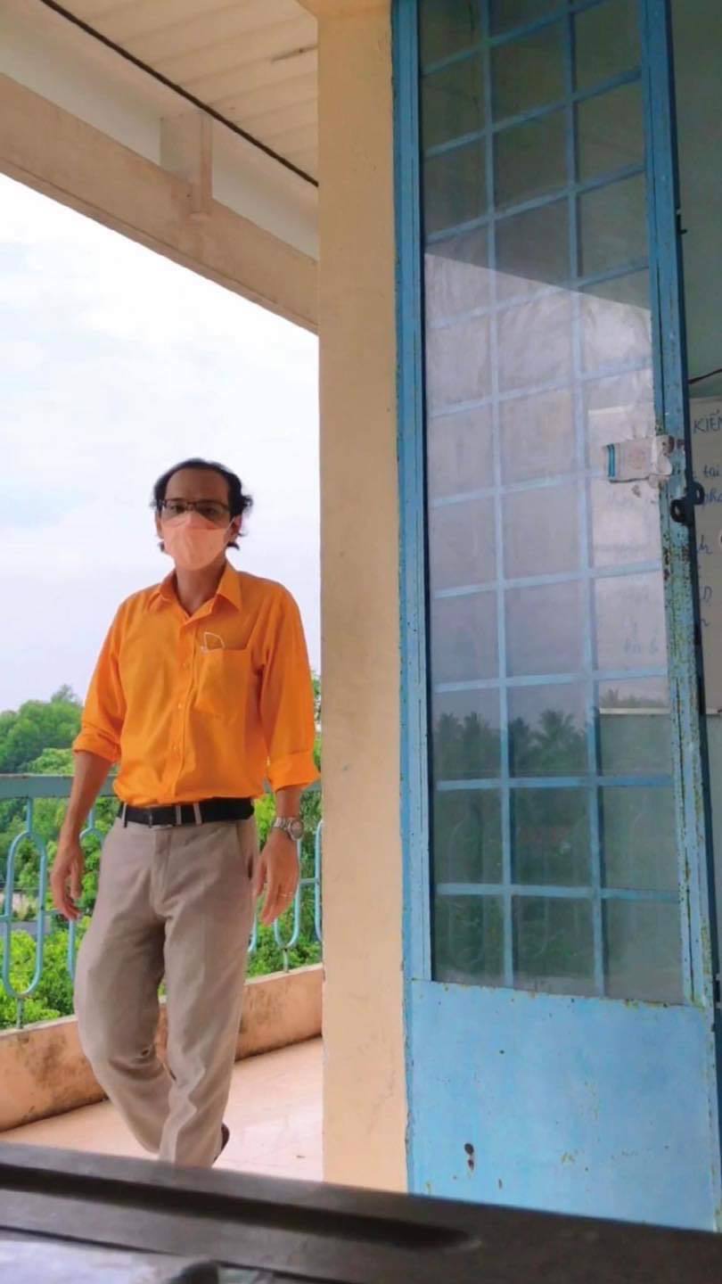  Thậm chí đến cả khẩu trang của thầy cũng phải trùng với màu áo. (Ảnh: TikTok @leminhtvo)