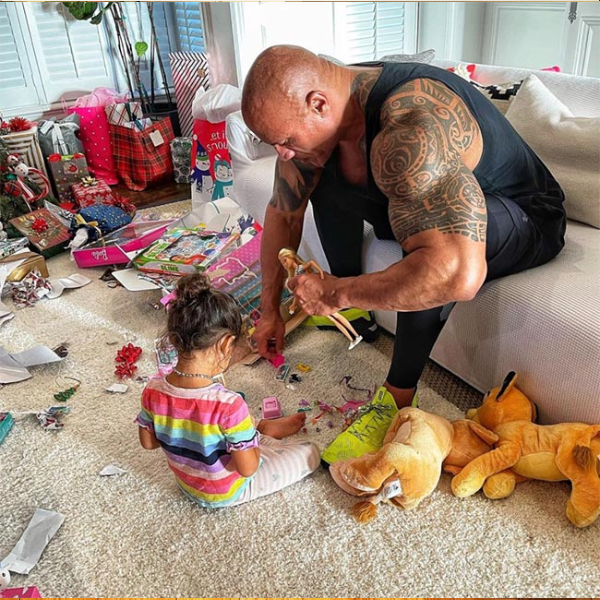  
He also did not hesitate to play with dolls if asked by his daughter.  (Photo: Pinterest)