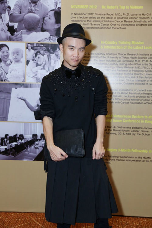 Giám khảo Nam Trung lộ sở thích mặc váy