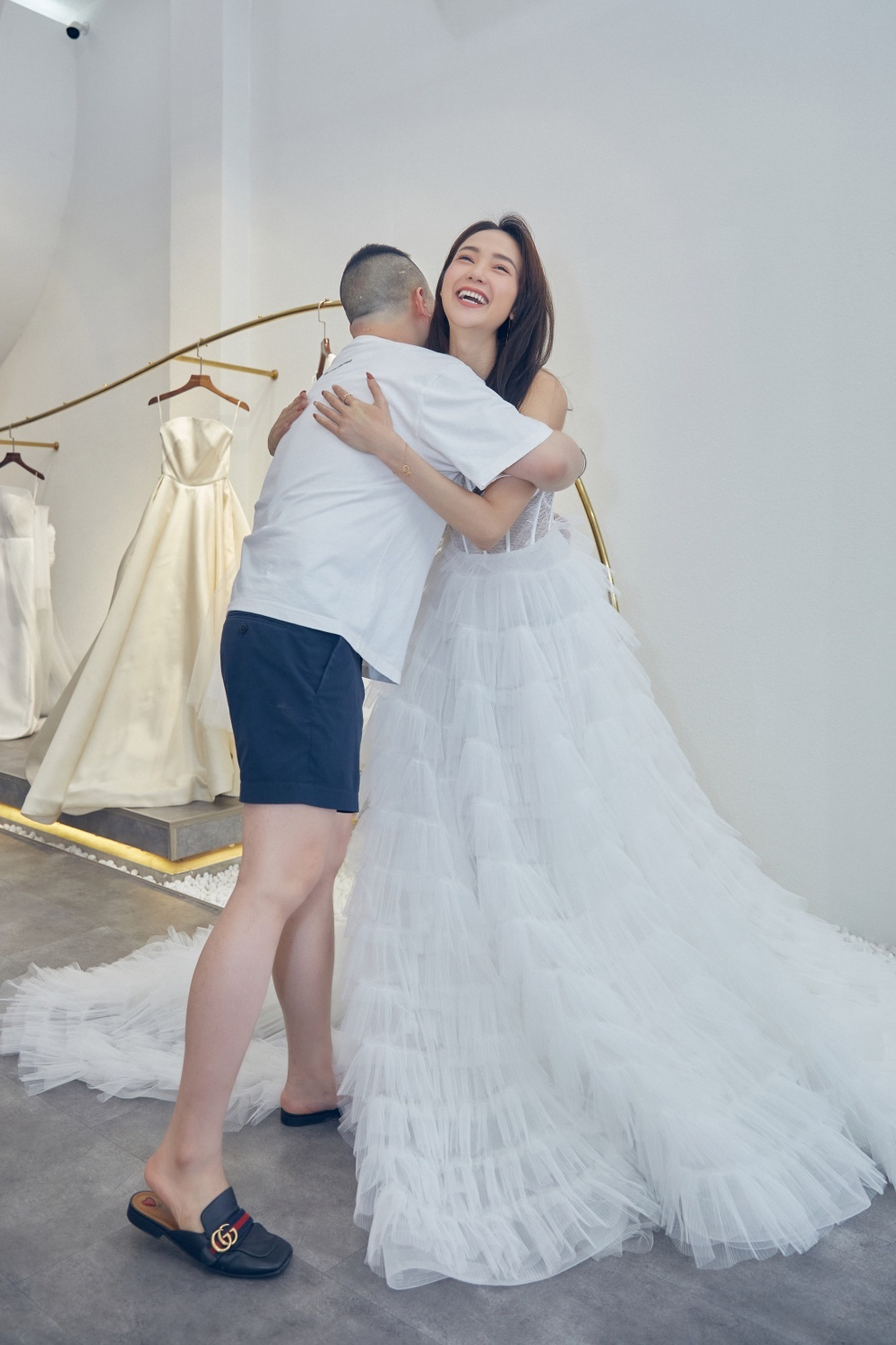  
Minh Hằng vui vẻ khi diện chiếc váy cưới lộng lẫy. (Ảnh: Nhân vật cung cấp)