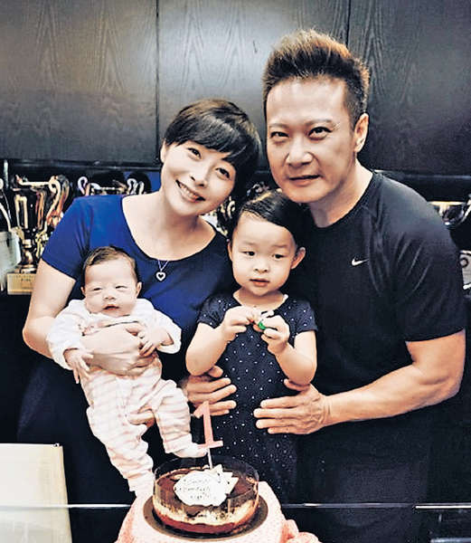  
Thang Doanh Doanh sinh cho chồng hai cô con gái dễ thương. (Ảnh: Weibo)