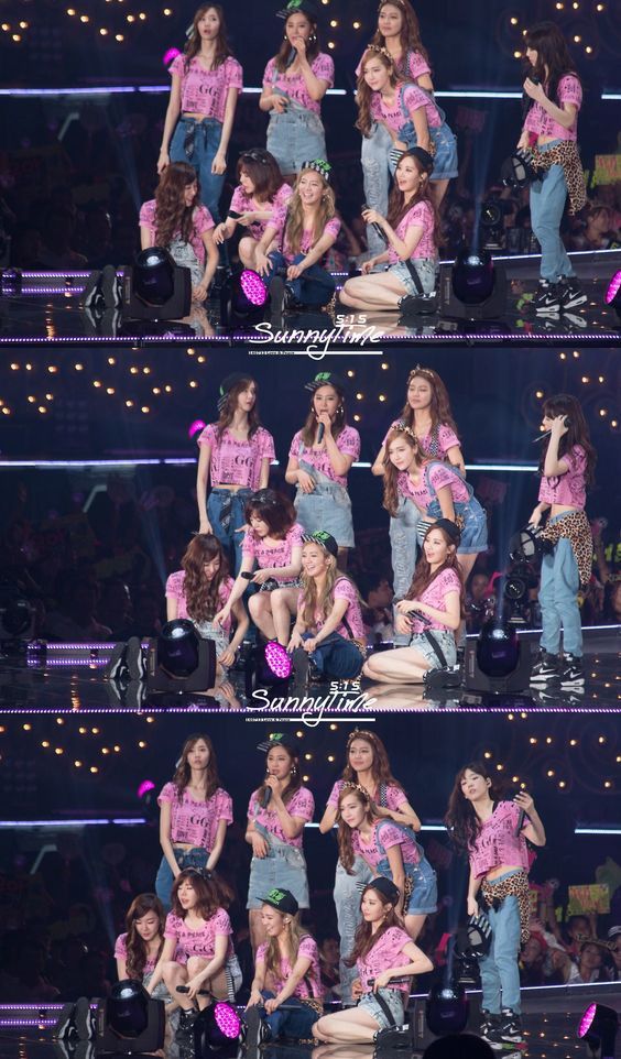  SNSD với 9 thành viên trên sân khấu concert. (Ảnh: Sunnyline)