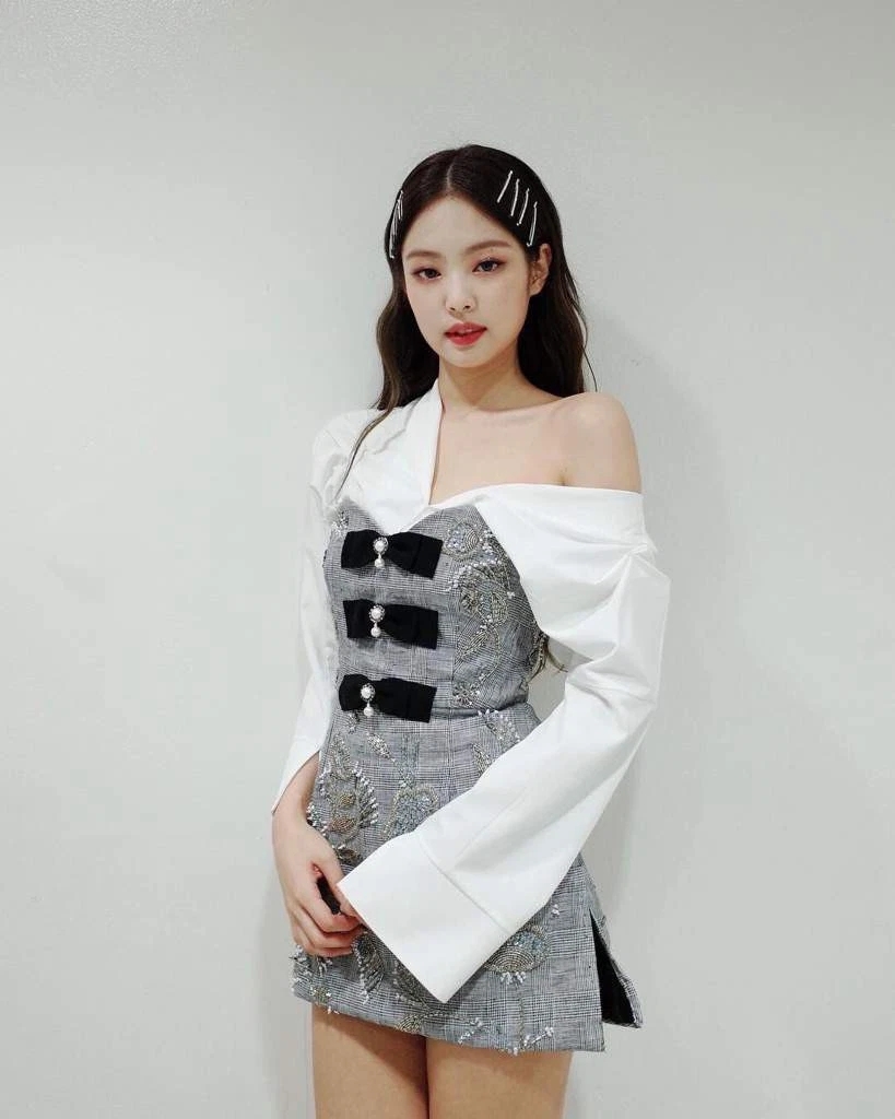 Kiểu tóc kẹp tăm của Jennie gây sốt một thời. (Ảnh: Pinterest)
