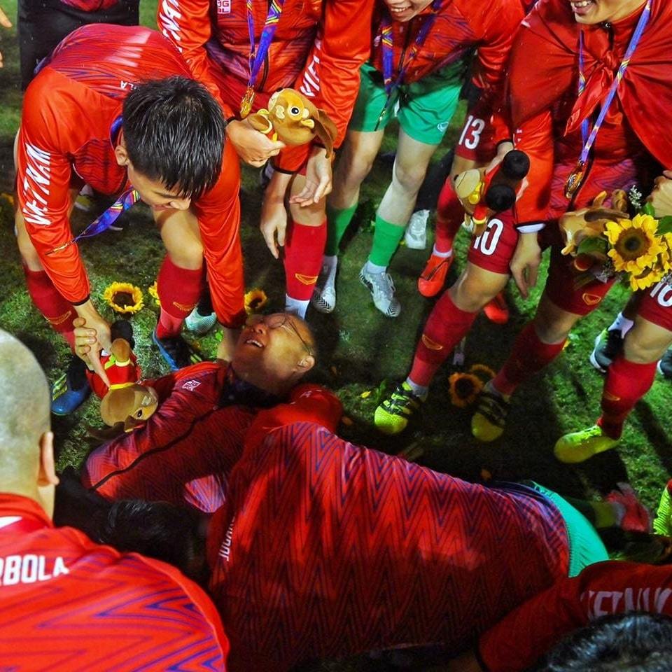  
Các cầu thủ tuột tay, HLV người Hàn "đáp" thẳng xuống đất. (Ảnh: FB Hà Nội)