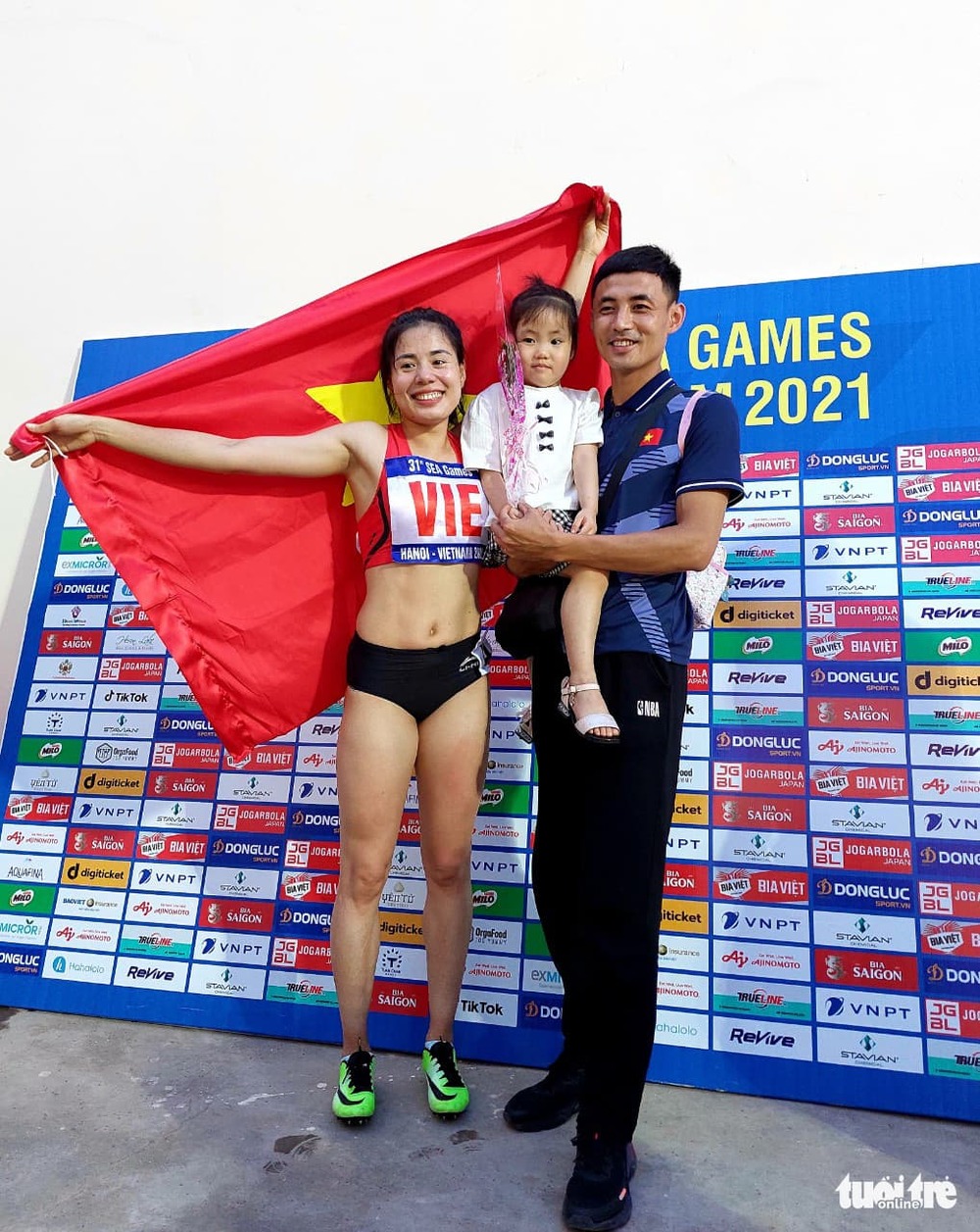  
VĐV Nguyễn Thị Huyền hạnh phúc bên gia đình nhỏ của mình sau khi giành huy chương vàng. (Ảnh: Báo Tuổi trẻ)