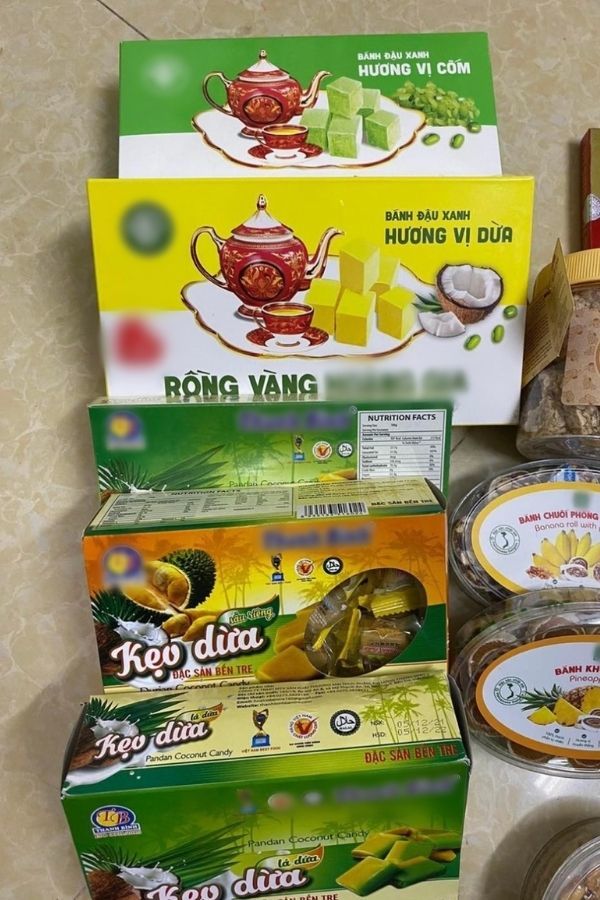  Những đặc sản Việt Nam được trao tận tay VĐV điền kinh người Timor Leste. (Ảnh: Beatvn)
