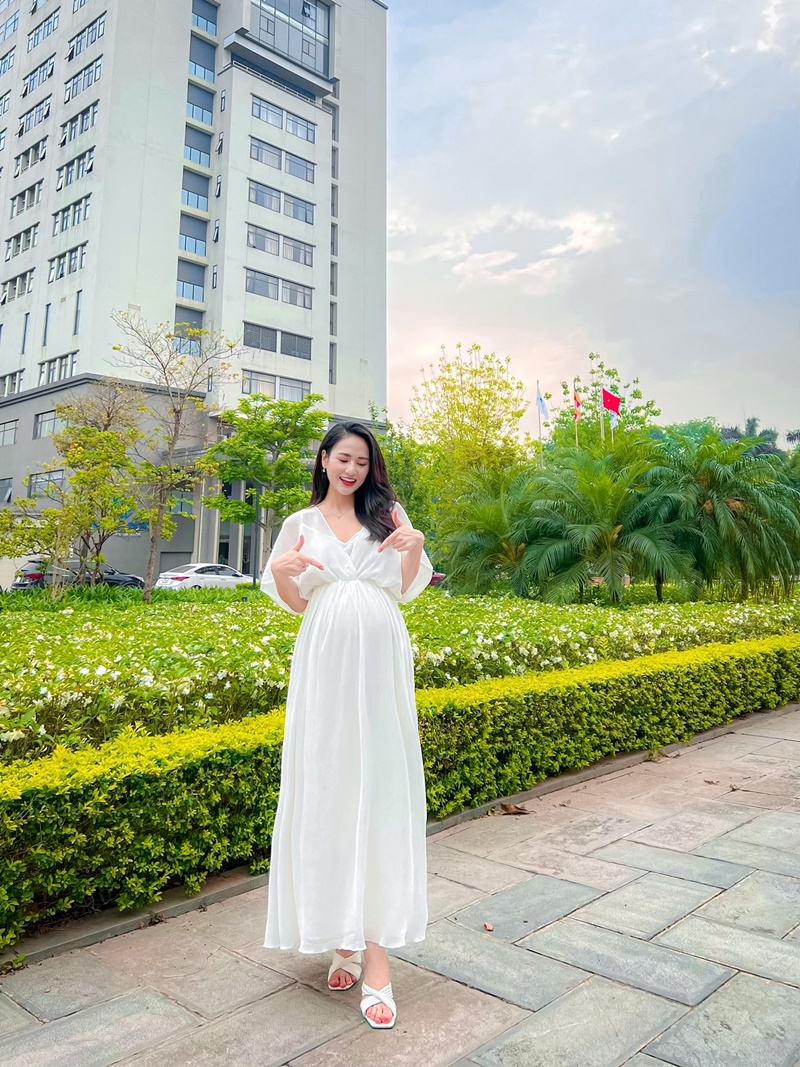  
Việt Hoa rạng rỡ trong chiếc váy dài màu trắng. (Ảnh: Facebook Vũ Việt Hoa)