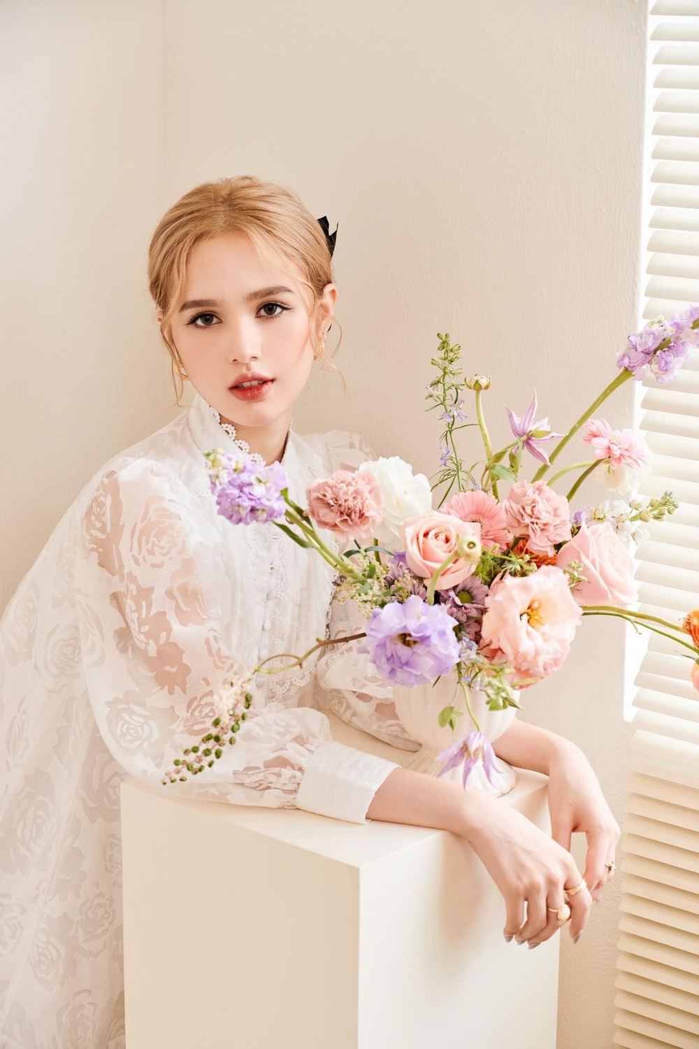    Bà xã streamer giàu nhất Việt Nam thậm chí còn thực hiện các bộ ảnh chuyên nghiệp với phong cách thời trang nhẹ nhàng, thanh lịch này. 