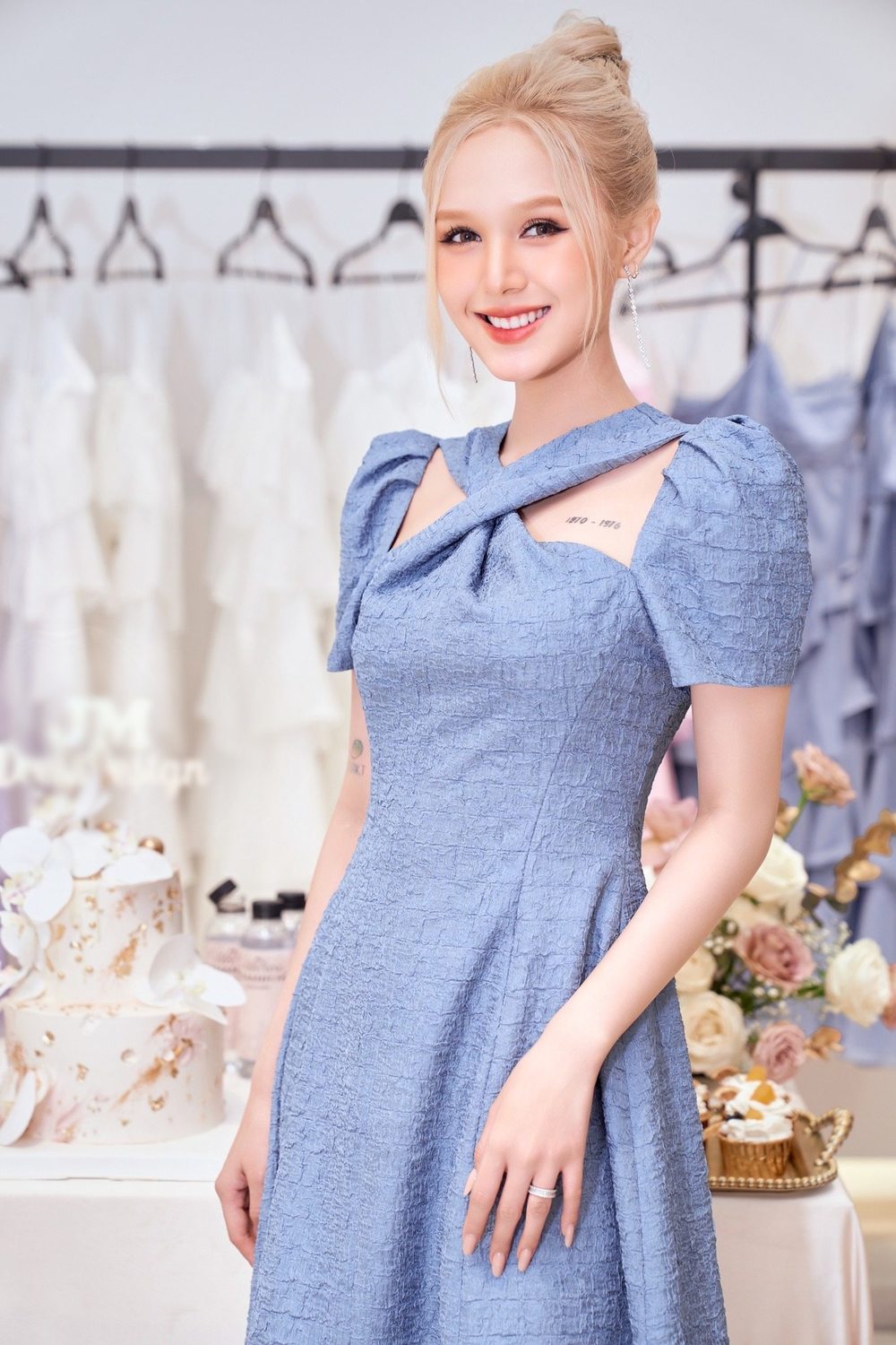    Dự sự kiện mới đây, mỹ nhân sinh năm 2002 cũng xuất hiện với mẫu đầm xòe ra dáng công chúa. 