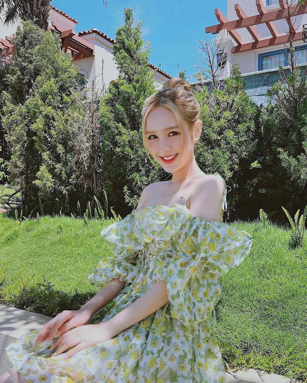    Vốn có diện mạo sáng, cô nàng tự tin "cân đẹp" các thiết kế có phần "bánh bèo". 