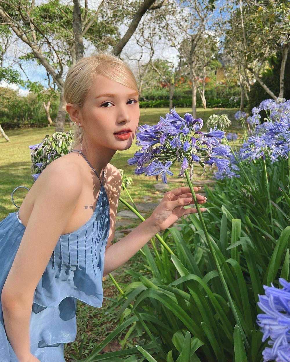    Xoài Non trang điểm nhẹ nhàng để phù hợp với các khung ảnh chụp ngoài trời. 