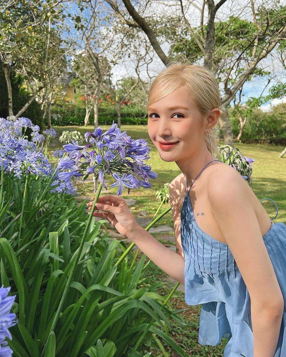    Kiểu chụp hình bên hoa như thế này tưởng sếm sẩm nhưng với hot girl lại chẳng chỗ nào chê. 