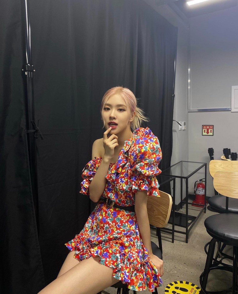    Các mẫu váy hoa cũng nằm trong bộ sưu tập thời trang yêu thích của idol sinh năm 1997.