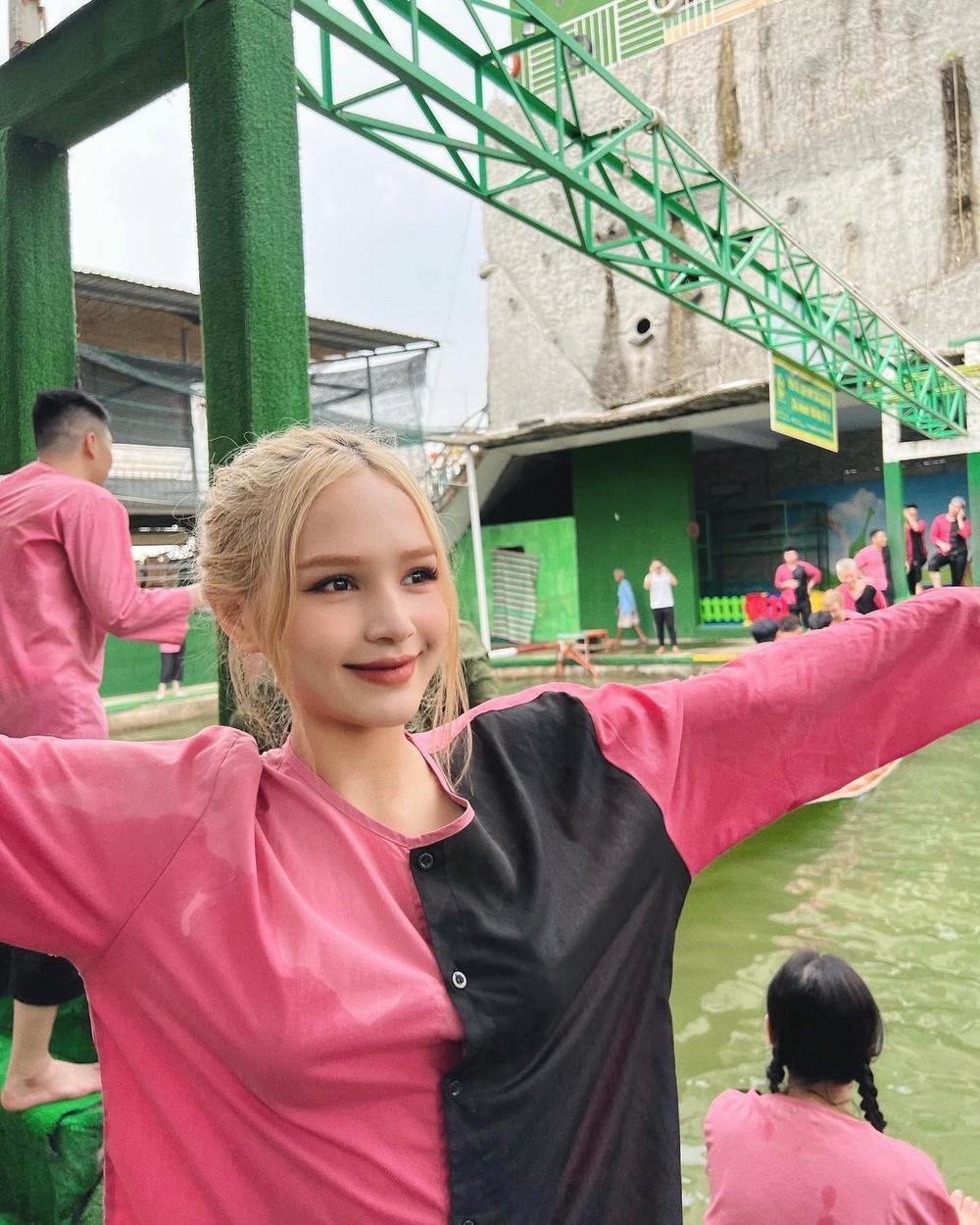    Bà xã Xemesis trong chuyến du lịch miền Tây mới đây lần đầu tiên được mặc đồ bà ba. 