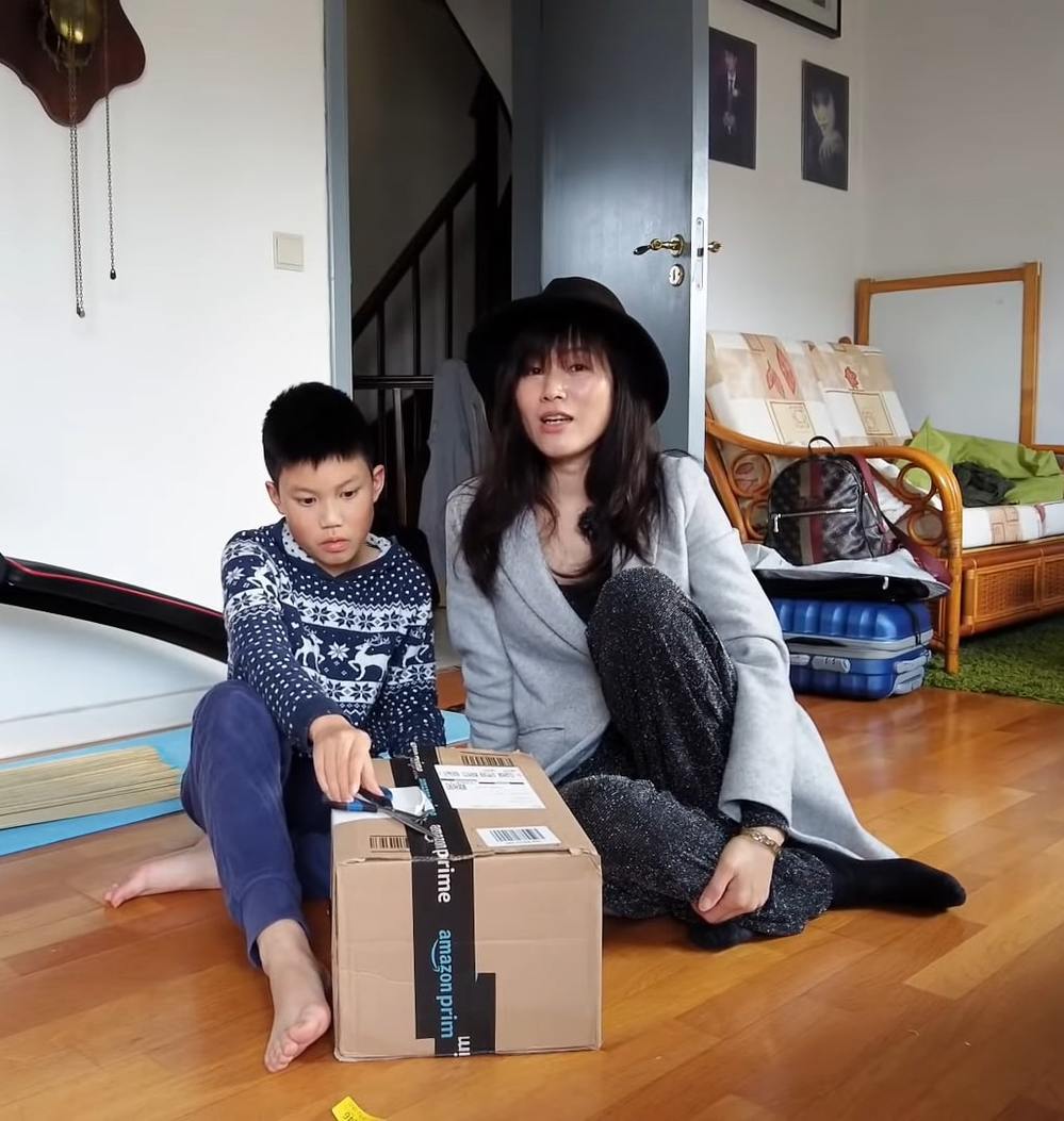  
Do vướng con học nên chị Sang đã lâu không được về Việt Nam đón Tết cổ truyền. (Ành: Chụp màn hình YouTube Sang Thị Nở)