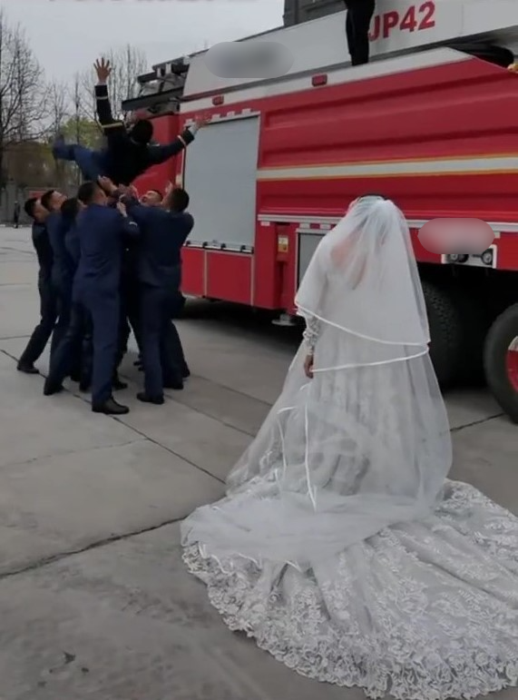  
Buổi chụp hình cưới của một cặp đôi tại Tân Cương, trong đó chú rể là lính cứu hỏa. (Ảnh: Chụp màn hình TikTok Yamin_2003)