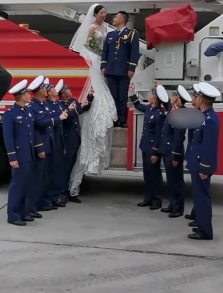  
Chú rể và đồng đội khoác lên mình bộ trang phục của lính cứu hỏa đầy kiêu hãnh. (Ảnh: Chụp màn hình TikTok Yamin_2003)