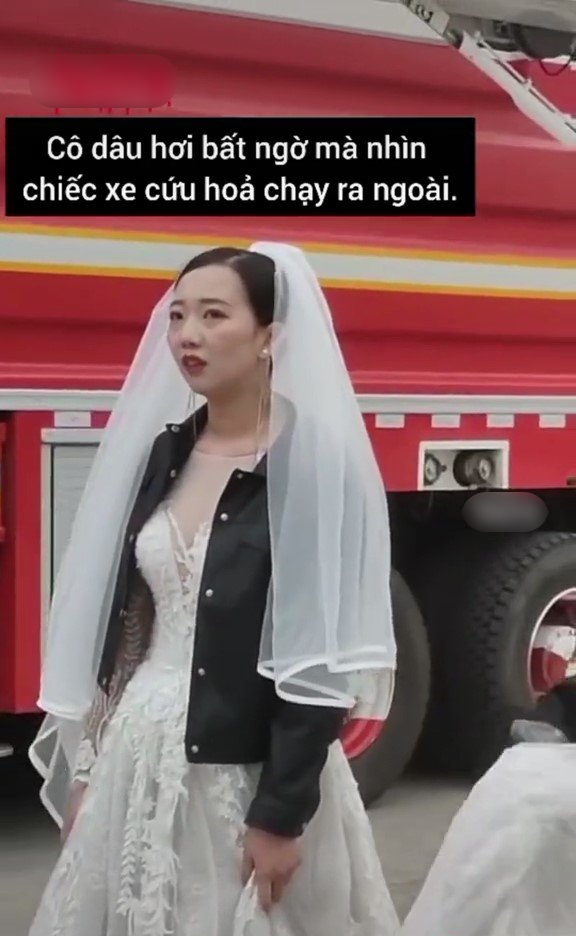  
Cô gái đứng một mình, lặng nhìn chiếc xe cứu hỏa cùng người chồng chưa cưới của mình chạy đi làm nhiệm vụ. (Ảnh: Chụp màn hình TikTok Yamin_2003)