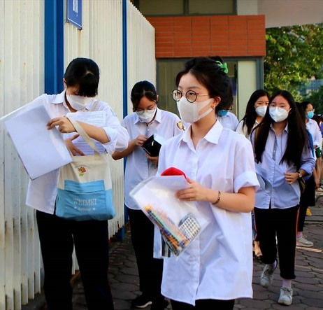  Những ngày học sinh cùng cha mẹ đều lo lắng, hồi hộp chuẩn bị cho kỳ thi vào lớp 10 tại Hà Nội. (Ảnh: Lao Động)