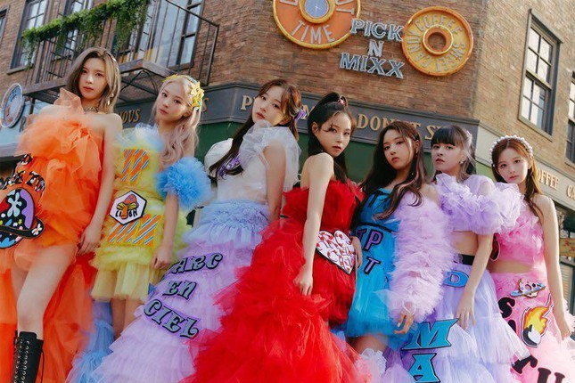  NMIXX gây ấn tượng với những chiếc váy bồng bềnh nhiều màu. (Ảnh: JYP Entertainment)
