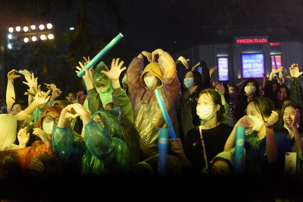  
Khán giả bất chấp đội mưa để cổ vũ màn trình diễn của Thủy Tiên. (Ảnh: FB Thủy Tiên)