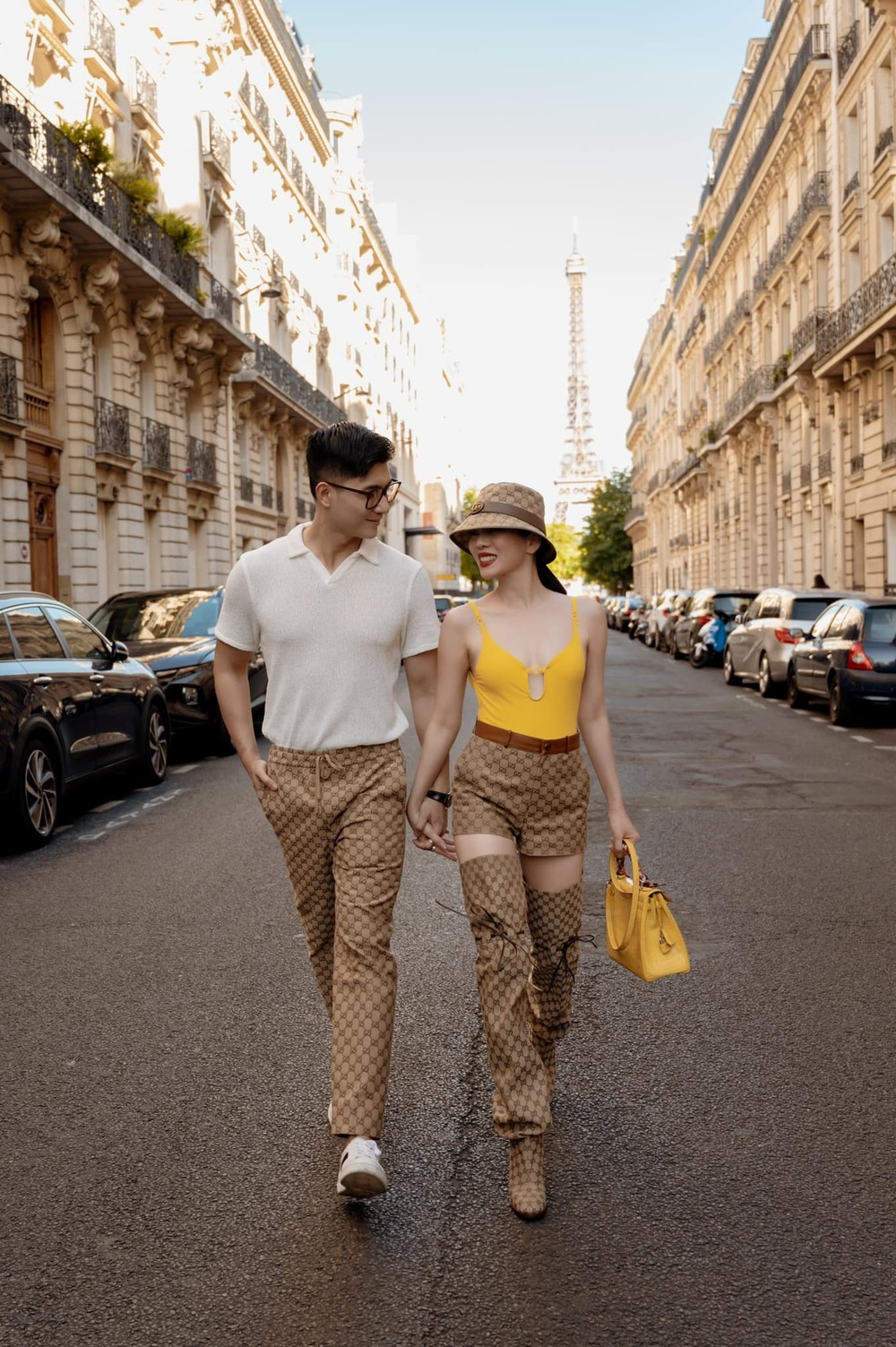  
Cặp đôi lệch tuổi tình tứ dắt tay nhau dạo bước tại "thành phố tình yêu" Paris. (Ảnh: Facebook Lâm Bảo Châu)