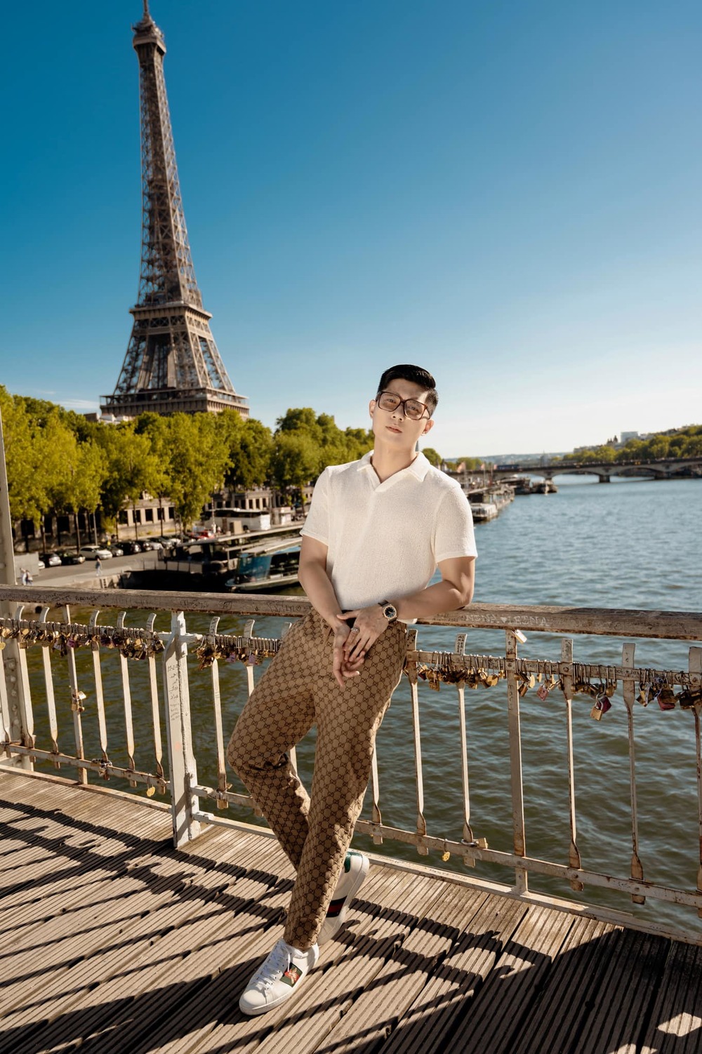  
Lâm Bảo Châu chụp ảnh bên tháp Eiffel với phong cách, thần thái chuyên nghiệp. (Ảnh: Facebook Lâm Bảo Châu)