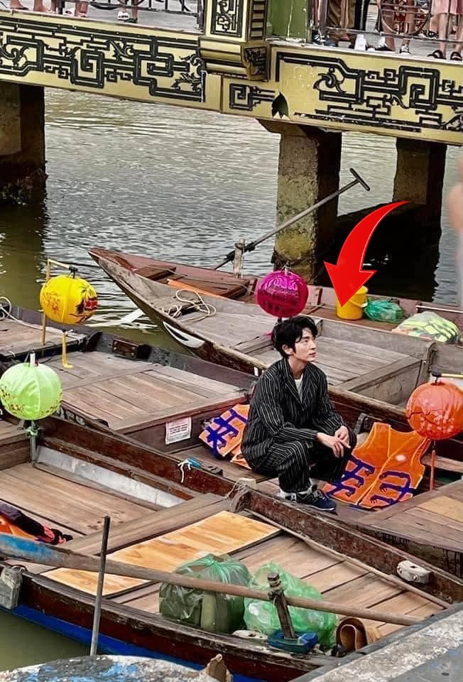  
Lee Joon Gi​ ngồi khúm núm trên thuyền. (Ảnh: K-Signal)