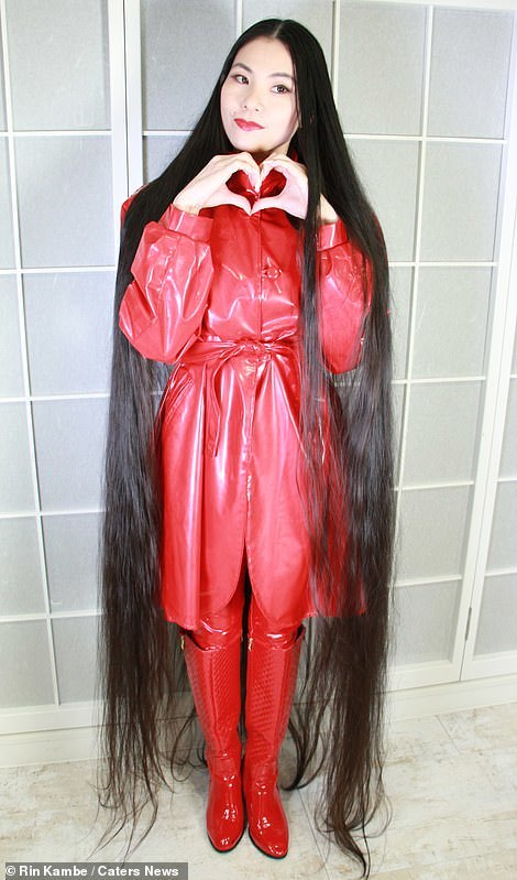    Dù vậy, cô vẫn rất vui khi bản thân sở hữu mái tóc dài óng mượt. (Ảnh: Caters News)