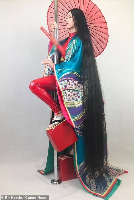    Lúc nào cô cũng phải chật vật chăm sóc cho mái tóc. (Ảnh: Caters News)