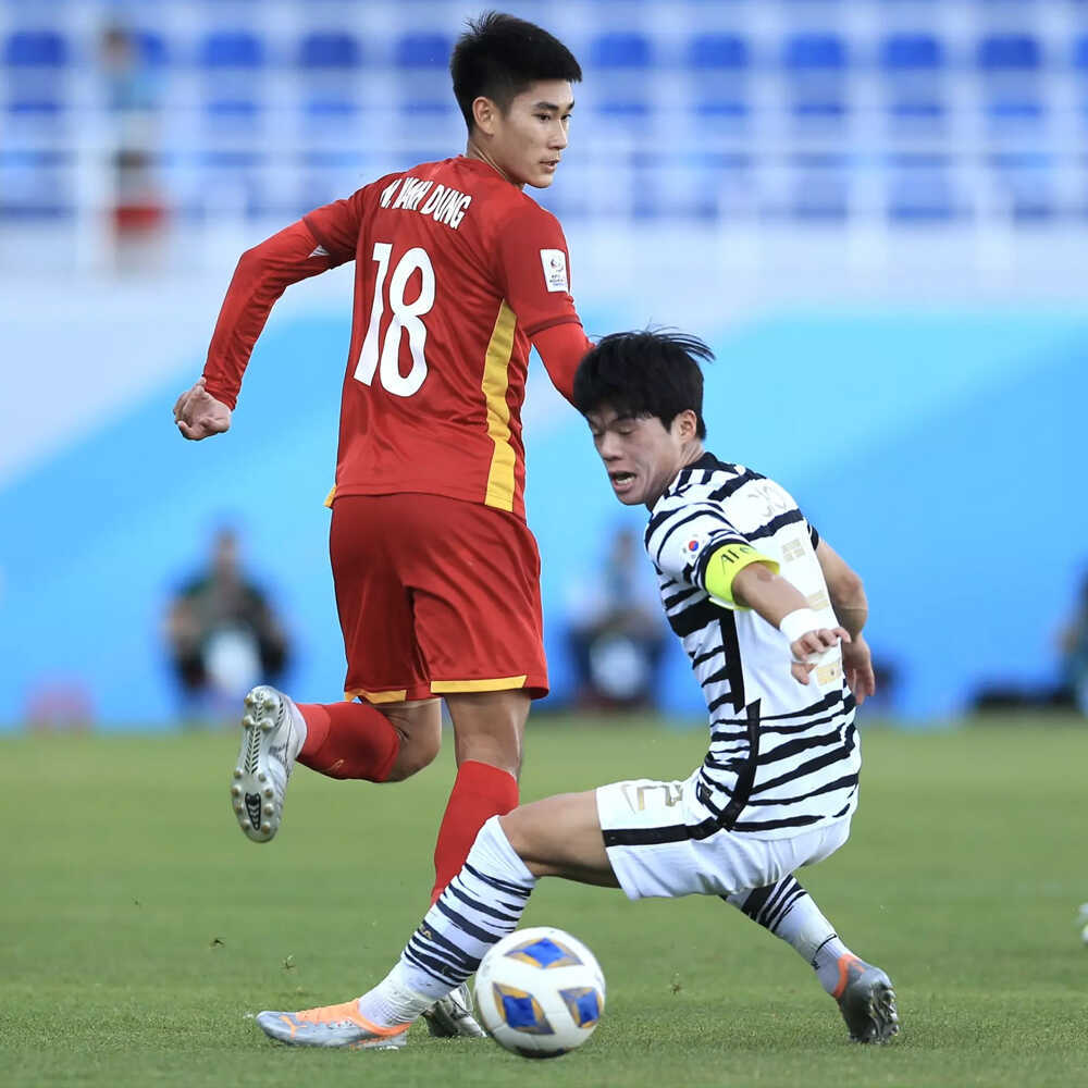  
Ngay từ hiệp 1, các cầu thủ Việt đã chơi hết mình để mong tìm kiếm bàn thắng. (Ảnh: Vietnamnet)