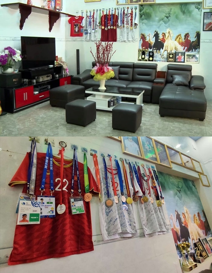  Căn phòng khách được trang trí bằng rất nhiều bằng khen, huy chương của Tiến Linh. (Ảnh: Vietnamnet)