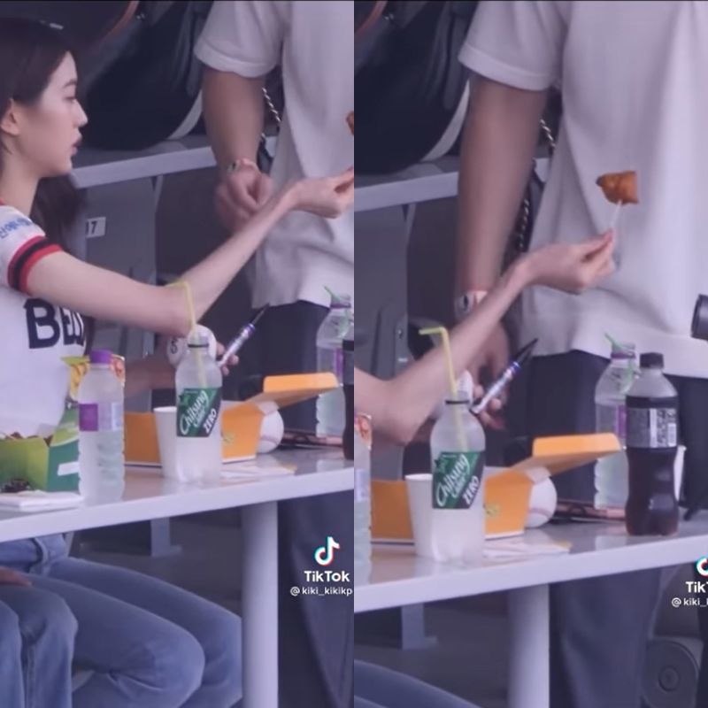 
Nữ idol lấy 1 miếng gà đưa cho anh quản lý. (Ảnh: Chụp màn hình TikTok @kiki_kikikp)