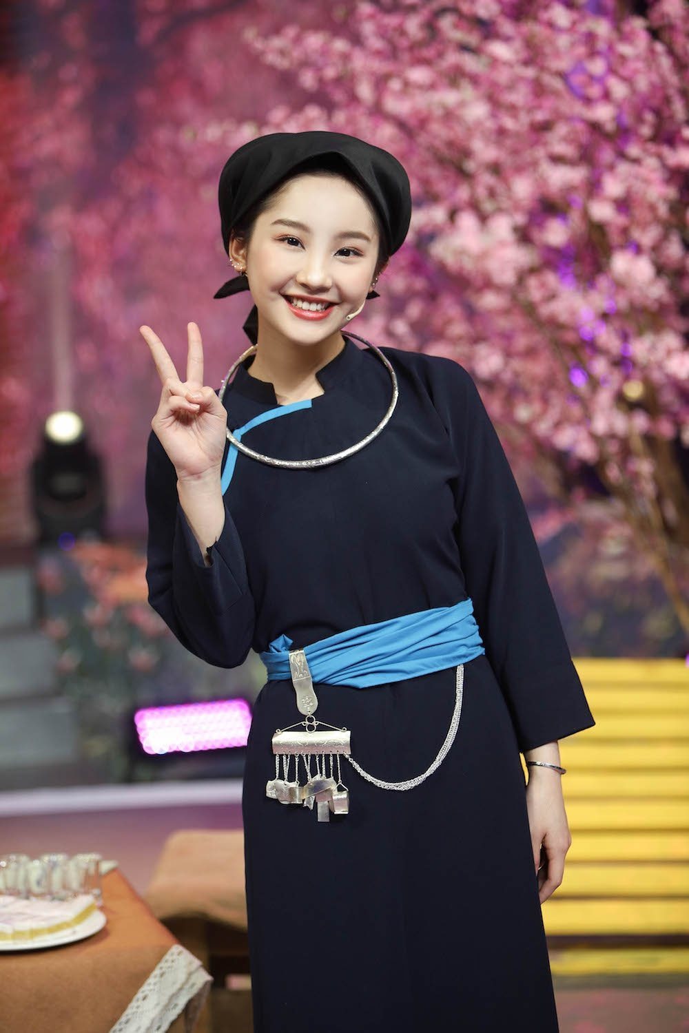 Cô gái người Tày với trang phục dân tộc tuyệt đẹp, đem đến cho ta cảm giác thanh lịch, sang trọng và đầy tự tin. Hãy cùng chiêm ngưỡng vẻ đẹp của nền văn hóa Việt Nam.