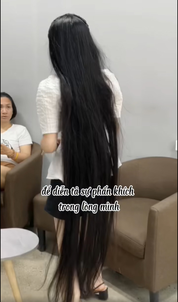  
Mọi người trong tiệm cực kì ngạc nhiên với mái tóc dài này. (Ảnh: Chụp màn hình video Facebook Z.H)
