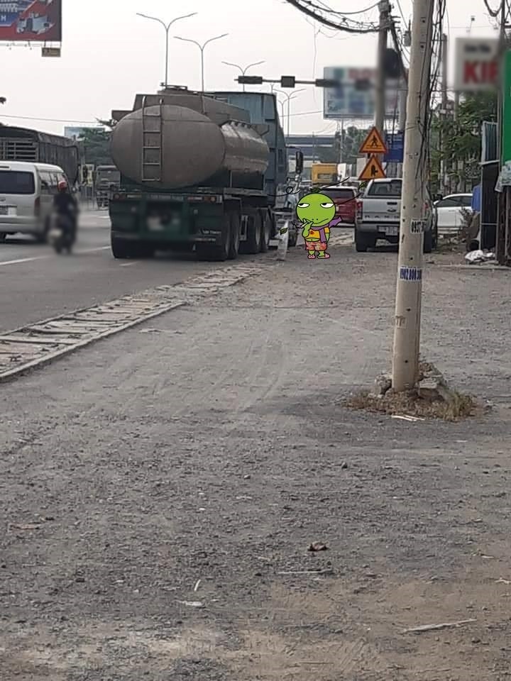  
Xe tải đỗ sai quy định bị chủ quán xịt lốp. (Ảnh: Group K.S.C)