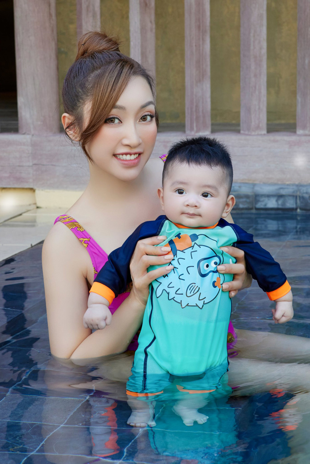  Con trai Chi Bảo vô cùng đáng yêu khi lần đầu được xuống hồ bơi. (Ảnh: FB Chang.TV) - Tin sao Viet - Tin tuc sao Viet - Scandal sao Viet - Tin tuc cua Sao - Tin cua Sao