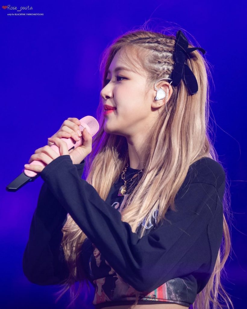 Người hâm mộ hiếm khi thấy Rosé đeo trọn hoa tai ở tất cả các lỗ xỏ. (Ảnh: rose_pasta)
