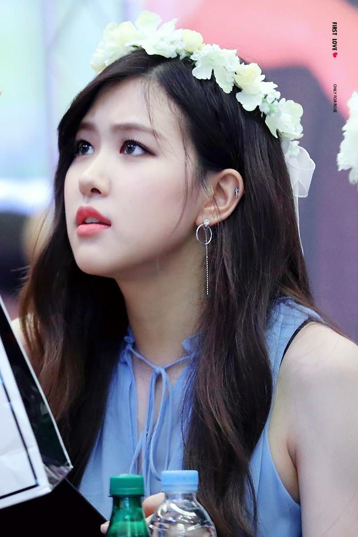 Trong một bức ảnh khác, fan cho rằng Rosé còn có 1 chiếc khuyên ở phía trên. (Ảnh: First Love)