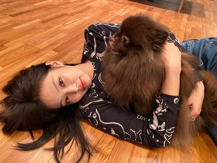  
Jennie khi ở bên cún cưng là thành "con sen" đích thực. (Ảnh: Instagram @jennierubyjane)