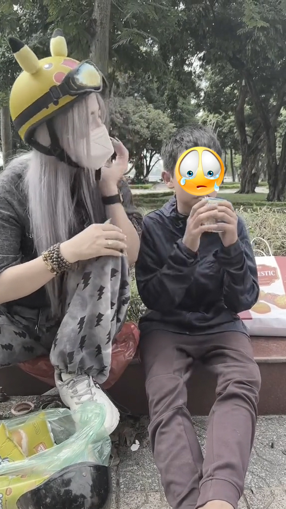  
Cậu không dám ăn bánh, chỉ xin uống hộp sữa vì muốn để dành quà mang về cho em. (Ảnh: Chụp màn hình video TikTok N.L)