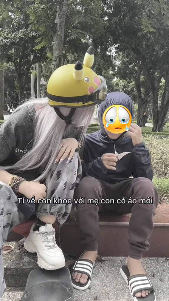  
Cô phải năn nỉ mãi cậu mới lấy tiền. (Ảnh: Chụp màn hình video TikTok N.L)